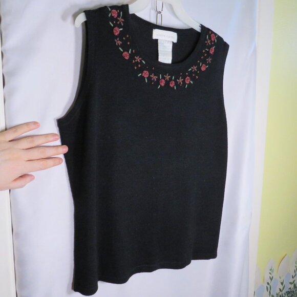Black Sweater Vest with Embroidered Roses 15% wool size M Warm, Cottage Core - Picture 4 of 6